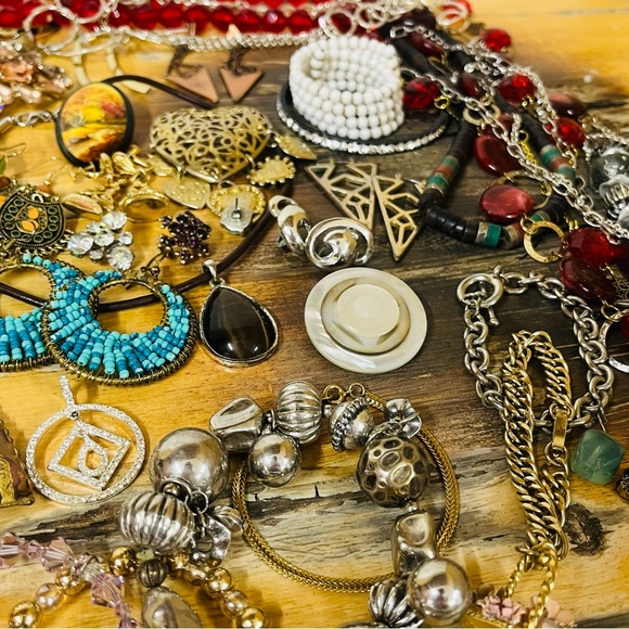 Jewelry Costume Jewelry Necklaces Brooches Bracelets Mixed Lot of 82 Pieces - Picture 15 of 16